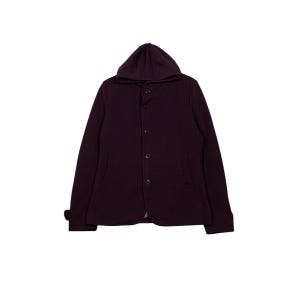 以下が含まれることがあります： ボタン留めのダークパープルのフード付きジャケット。 ジャケットにはフード、長袖、2つのフロントポケットが付いています。 ジャケットは柔らかい素材で作られています。
