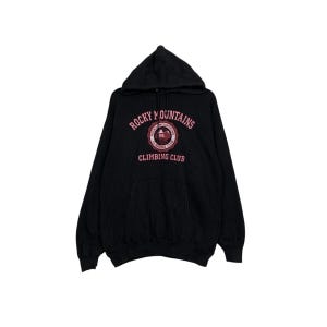 以下が含まれることがあります： フロントポケットとドローストリング付きの黒いフード付きスウェットシャツ。スウェットシャツは、赤と白のデザインで「Rocky Mountains Climbing Club」というテキストが入った円形のグラフィックが特徴です。フーディーはクラシックでカジュアルなスタイルです。