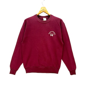 Könnte beinhalten: Ein weinroter Pullover mit einem weißen Logo, das "Honda of America" mit einem stilisierten "H" in der Mitte sagt.