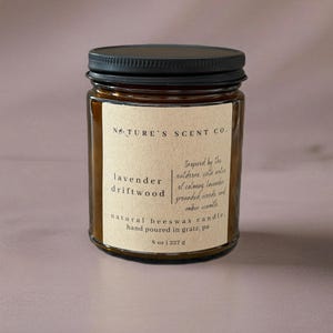 Vela de cera de abejas de lavanda y madera flotante: eucalipto, pino, cedro y ámbar. Vertida a mano, no tóxica, con aroma floral y amaderado relajante.