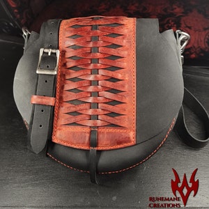 Bolso bandolera de cuero tejido / Bolso bandolera negro y rojo / Bolso de cuero artesanal hecho a mano / Bolso de festival renacentista / Bolso de cuero tipo cartera Renfaire