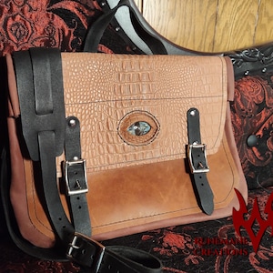 Sac messager en cuir oeil de dragon couleur pêche corail et marron | Fait main | Sacoche pour ordinateur portable | Cartable | Sac postal | Cuir havane à l'huile | D&D