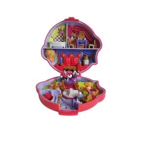 Op de afbeelding: Een vintage, open, rood plastic speelset met miniatuurfiguren en themakamers. De speelset bevat een badkamer, een eethoek en een podium met Mickey en Minnie Mouse beeldjes. Het speelgoed is ontworpen om op te vouwen voor opslag.