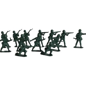 Puede incluir: Un grupo de 11 soldados de juguete de plástico verde, algunos con rifles, otros con los brazos en alto y uno arrodillado con un rifle. Los soldados están dispuestos en línea, mirando hacia adelante.