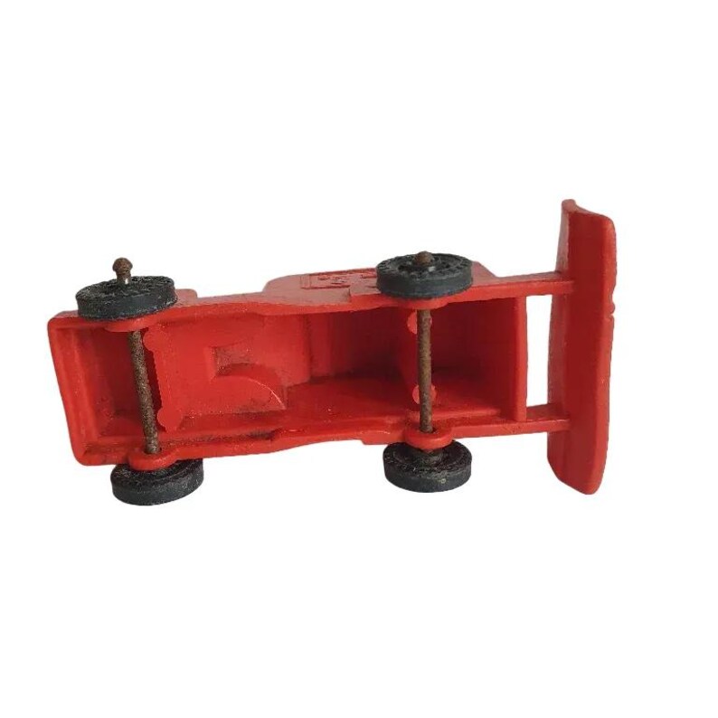Puede incluir: Un cami&oacute;n de juguete rojo con cuatro ruedas negras. El cami&oacute;n est&aacute; hecho de pl&aacute;stico y tiene un dise&ntilde;o simple.