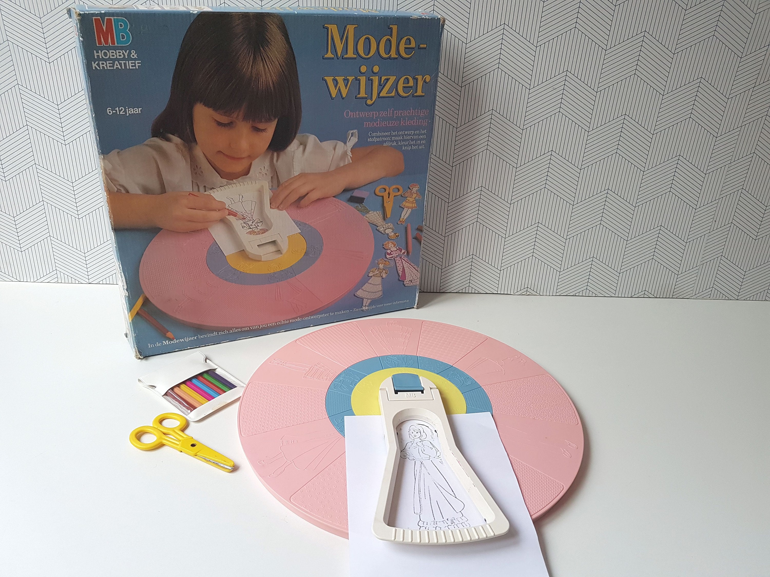 Uitsluiten zwaarlijvigheid baan Vintage Milton Bradley Fashion Wheel game - Etsy Nederland