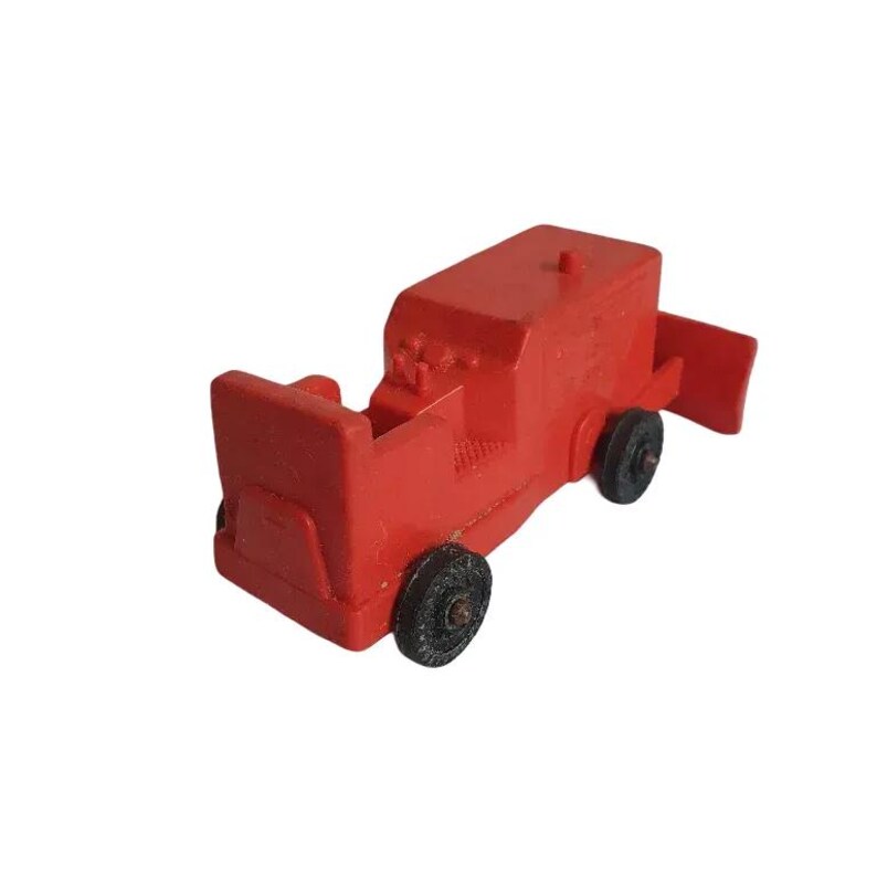 Puede incluir: Un bulldozer de juguete rojo con ruedas negras y una cuchilla. El bulldozer est&aacute; hecho de pl&aacute;stico y tiene un dise&ntilde;o simple.