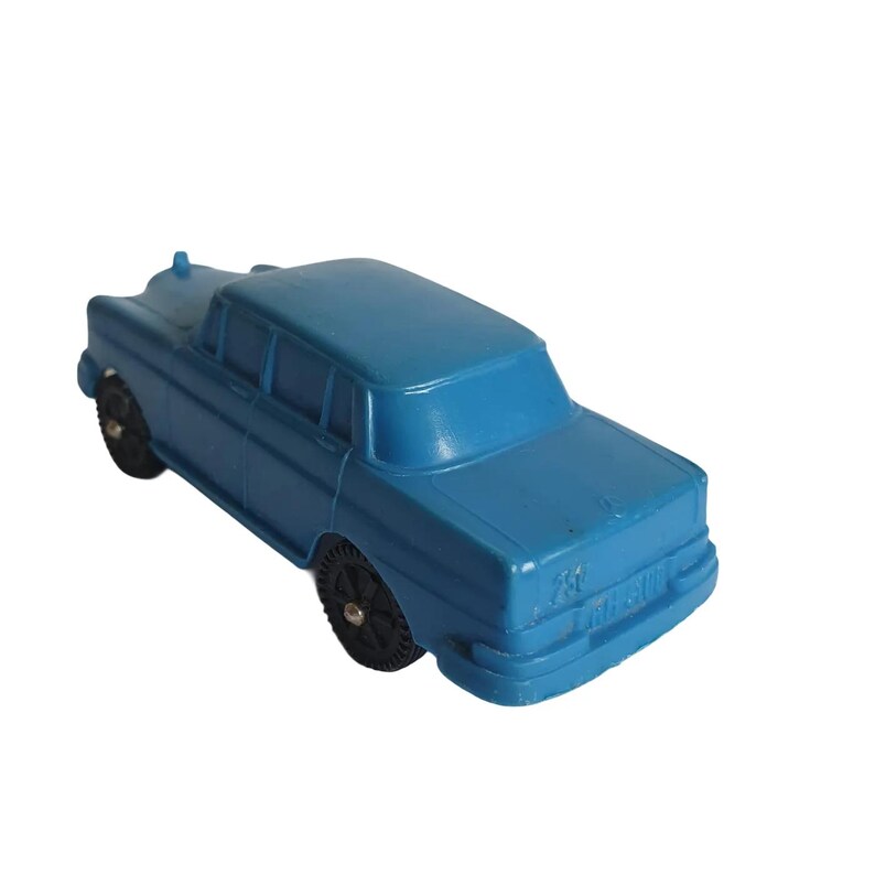 Puede incluir: Un coche de juguete azul vintage con ruedas negras. El coche cl&aacute;sico tiene un dise&ntilde;o de cuatro puertas y un parachoques trasero detallado. El coche de juguete est&aacute; hecho de pl&aacute;stico y es de un tono azul s&oacute;lido.