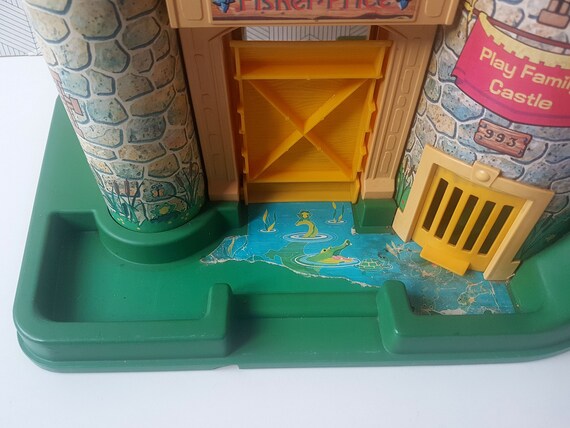 Vintage Fisher Price Play Family Castle 993 DAMAGED - Etsy Denmark