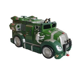Könnte beinhalten: Grüner und silberner Spielzeugpanzerwagen mit futuristischem Design. Der Spielzeug-LKW hat ein detailliertes Äußeres mit mehreren Fächern, Lichtern und einer Frontstoßstange. Die Räder sind silberfarben und die Karosserie ist hauptsächlich grün mit silbernen Akzenten.