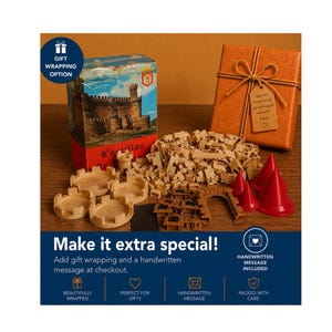 Puede incluir: Un juego de construcción de castillo de madera con una caja con una ilustración de castillo. Incluye piezas de madera, conos rojos y una caja de regalo envuelta con una etiqueta. El texto dice "Make it extra special!"