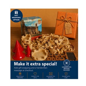 Puede incluir: Un juego de construcción de castillos de madera con torres, muros y piezas cónicas rojas. La imagen también muestra una caja naranja envuelta para regalo con una etiqueta y una caja con una ilustración de castillo. El texto en la imagen dice "Make it extra special!"