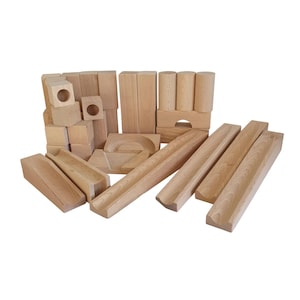 Op de afbeelding: Een verzameling natuurlijke houten blokken, waaronder rechthoekige, vierkante, cilindrische en gebogen vormen. De set bevat verschillende maten en ontwerpen, perfect voor bouwen en creatief spelen. De blokken zijn onafgewerkt en tonen de natuurlijke houtnerf.