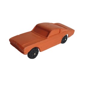 Puede incluir: Un coche de juguete naranja con ruedas negras. El coche cl&aacute;sico tiene una carrocer&iacute;a coup&eacute;. El coche de juguete est&aacute; hecho de un material s&oacute;lido y es de un solo color. Las ruedas son negras con una banda de rodadura detallada.