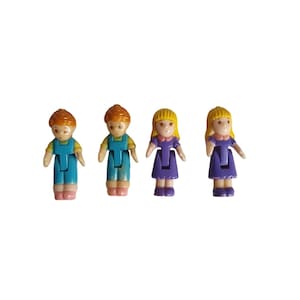 Op de afbeelding: Vier miniatuur plastic figuren. Twee figuren hebben rood haar, blauwe overalls en roze schoenen. De andere twee figuren hebben blond haar en paarse jurken. De figuren staan rechtop.