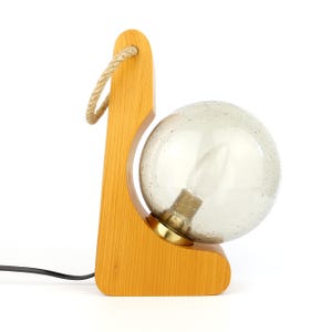Könnte beinhalten: Ein Set aus drei Keramikbechern mit gesprenkelter, matter Oberfläche. Die Becher sind in Creme-, Hellgrau- und Dunkelgrautönen gehalten. Jede Tasse hat ein schlichtes, minimalistisches Design, ideal für Kaffee oder Tee.