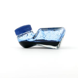 WILHELM WAGENFELD Pelikan Forma 71 Knickflasche Liegeglas 4001 Royal Blue Calamaio Design Made in Germany Oggetto da collezione anni '80 Bauhaus