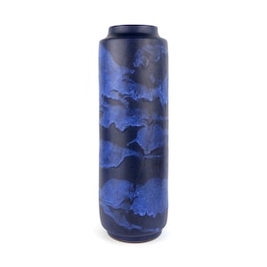 Könnte beinhalten: Eine hohe, zylindrische blaue Keramikvase mit einem marmorierten, wolkigen Design. Die Vase hat einen dunkelblauen Boden und eine hellblaue Glasur.