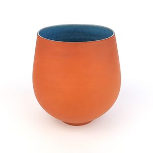STUDIOKERAMIK Vaas, gesigneerd, hemelsblauw, keramiek van de kunstenaar, eigentijds, handgedraaid, ovaal, keramisch object, minimalistisch, keramiek, terracotta
