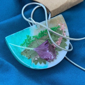 Dried Flower Necklace, Resin Jewelry, Botanical Jewelry, Terrarium Necklace, Gifts for her, nature jewelry, Galentines Day Gift