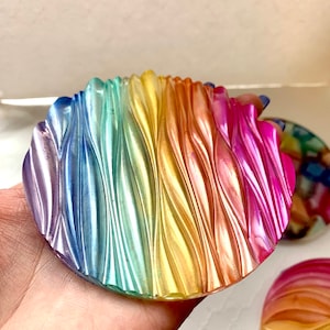Regenbogen-Harz-Untersetzer-Set, Regenbogen-Dekor, Gay-Pride-Geschenk, LGBTQ-Housewarming-Geschenk, Gay-Hochzeitsgeschenk, einzigartige Untersetzer, Epoxidharz-Untersetzer