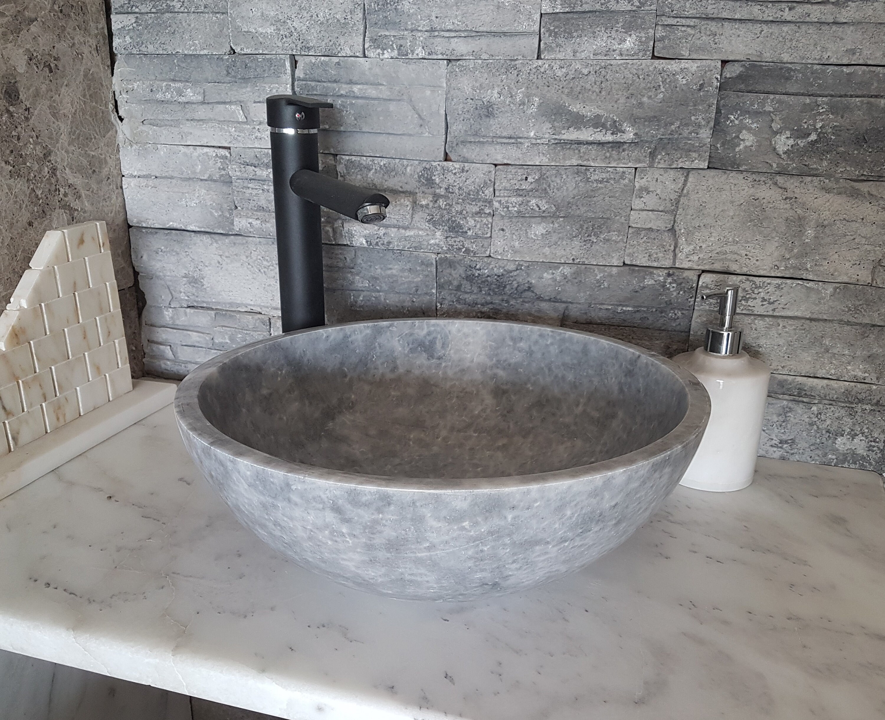 Lavabo de baño gris de 30 pulgadas con tapa con diseño de mármol y grifo de  espejo y juego de drenaje