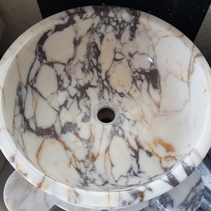 Lavabo da appoggio in marmo Viola, realizzato a mano: mobile bagno in pietra naturale
