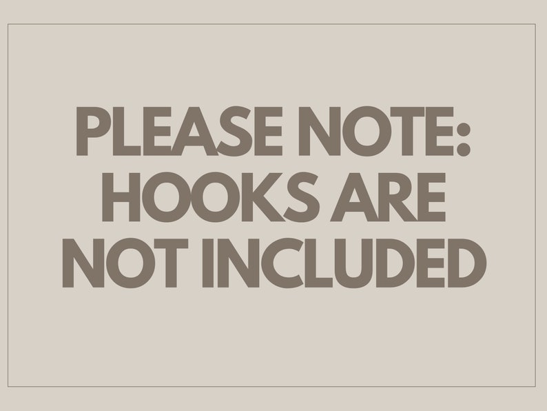 K&ouml;nnte beinhalten: Rechteckiges Bild mit dem Text "PLEASE NOTE: HOOKS ARE NOT INCLUDED" in dunkelgrauer Schrift. Der Text ist auf einem hellbeigen Hintergrund zentriert.