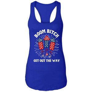 K&ouml;nnte beinhalten: Ein k&ouml;nigsblaues Tanktop mit einer wei&szlig;en Grafik von Feuerwerksk&ouml;rpern und dem Text "BOOM BITCH GET OUT THE WAY".