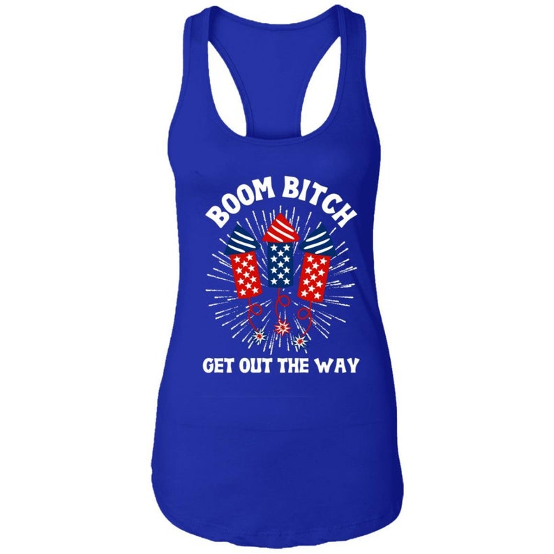 K&ouml;nnte beinhalten: Ein k&ouml;nigsblaues Tanktop mit einer wei&szlig;en Grafik von Feuerwerksk&ouml;rpern und dem Text "BOOM BITCH GET OUT THE WAY".