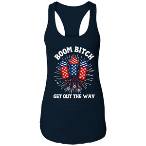 K&ouml;nnte beinhalten: Ein marineblaues Tanktop mit einer wei&szlig;en Grafik von Feuerwerksk&ouml;rpern und dem Text "BOOM BITCH GET OUT THE WAY".