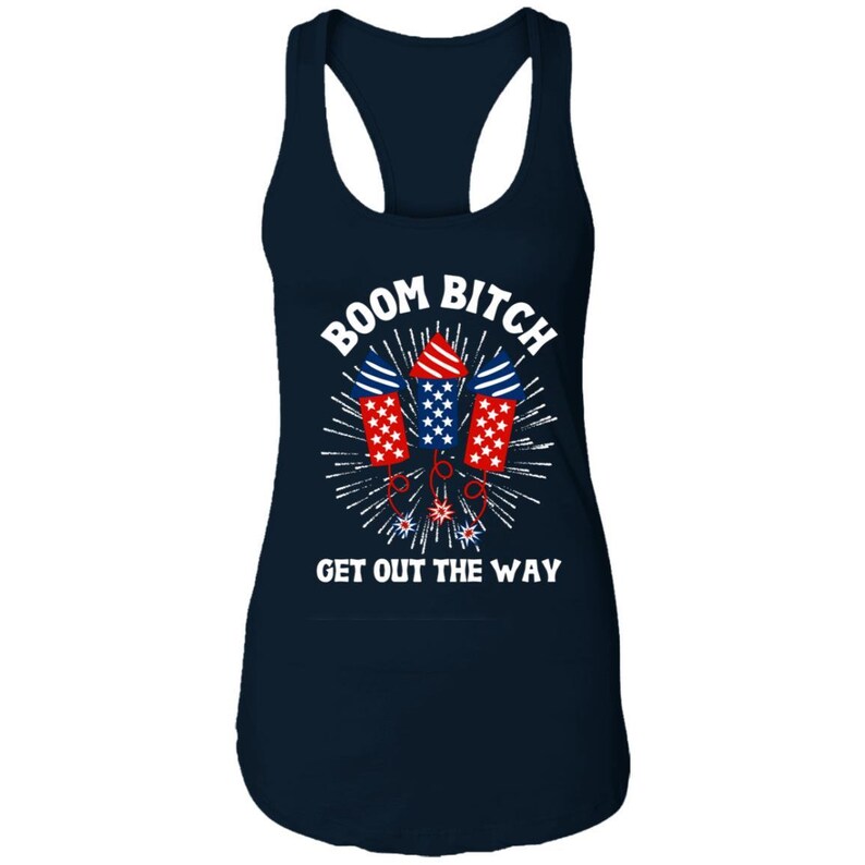 K&ouml;nnte beinhalten: Ein marineblaues Tanktop mit einer wei&szlig;en Grafik von Feuerwerksk&ouml;rpern und dem Text "BOOM BITCH GET OUT THE WAY".