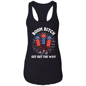 K&ouml;nnte beinhalten: Schwarzes Tanktop mit einer wei&szlig;en Grafik von Feuerwerksk&ouml;rpern und dem Text "BOOM BITCH GET OUT THE WAY".