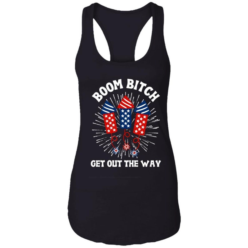 K&ouml;nnte beinhalten: Schwarzes Tanktop mit einer wei&szlig;en Grafik von Feuerwerksk&ouml;rpern und dem Text "BOOM BITCH GET OUT THE WAY".