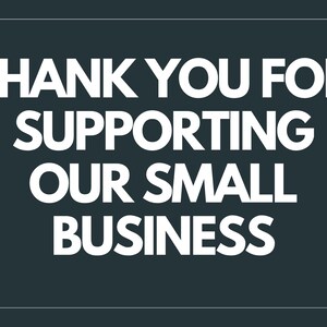 K&ouml;nnte beinhalten: Dunkelblauer Hintergrund mit wei&szlig;em Text, der lautet: "THANK YOU FOR SUPPORTING OUR SMALL BUSINESS". Der Text ist fett, in einer serifenlosen Schriftart und zentriert auf dem Bild. Ein d&uuml;nner wei&szlig;er Rahmen umrahmt den Text und den Hintergrund.