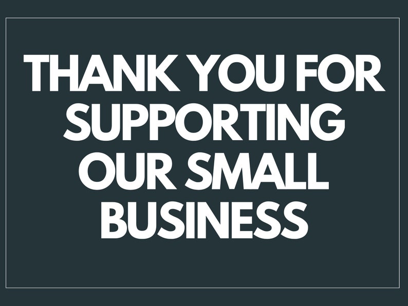 K&ouml;nnte beinhalten: Dunkelblauer Hintergrund mit wei&szlig;em Text, der lautet: "THANK YOU FOR SUPPORTING OUR SMALL BUSINESS". Der Text ist fett, in einer serifenlosen Schriftart und zentriert auf dem Bild. Ein d&uuml;nner wei&szlig;er Rahmen umrahmt den Text und den Hintergrund.