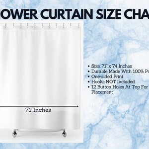 K&ouml;nnte beinhalten: Ein wei&szlig;er Duschvorhang mit den Ma&szlig;en 180 x 188 cm, vor einem hellblauen Hintergrund. Der Text "SHOWER CURTAIN SIZE CHART" ist zu sehen. Er besteht aus 100 % Polyester und hat 12 Knopfl&ouml;cher.