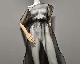 Vestido largo de organza negra transparente con superposición. Túnica sin mangas con cinturón, confeccionada en organza arrugada transparente.