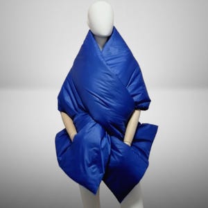 Bufanda azul larga y ancha, acolchada, con dos bolsillos, de 50 x 203 cm. Capa envolvente. Chal acolchado de invierno. Capa cálida y acolchada. Estola acolchada de plumón.