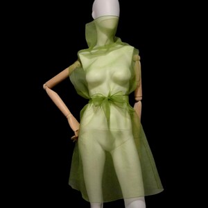 Vestido transparente color oliva con cuello alto de organza arrugada. Túnica extragrande transparente con cinturón. Vestido de novia transparente.