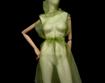 Vestido transparente color oliva con cuello alto de organza arrugada. Túnica extragrande transparente con cinturón. Vestido de novia transparente.