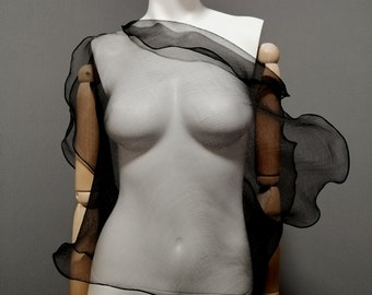 Blusa negra con cinturón y corte al bies, confeccionada en organza arrugada. Camisa transparente sin mangas. Top elegante y transparente para mujer. Una prenda de abrigo especial.