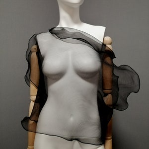 Blusa negra con cinturón y corte al bies, confeccionada en organza arrugada. Camisa transparente sin mangas. Top elegante y transparente para mujer. Una prenda de abrigo especial.