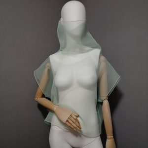 Blusa de cuello alto color menta de organza arrugada. Camisa transparente sin mangas. Top elegante y transparente para mujer. Una prenda de abrigo especial. imagen 7