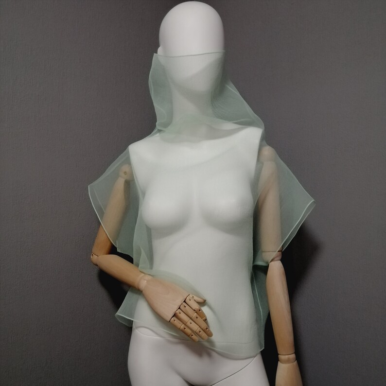 Blusa de cuello alto color menta de organza arrugada. Camisa transparente sin mangas. Top elegante y transparente para mujer. Una prenda de abrigo especial. imagen 7