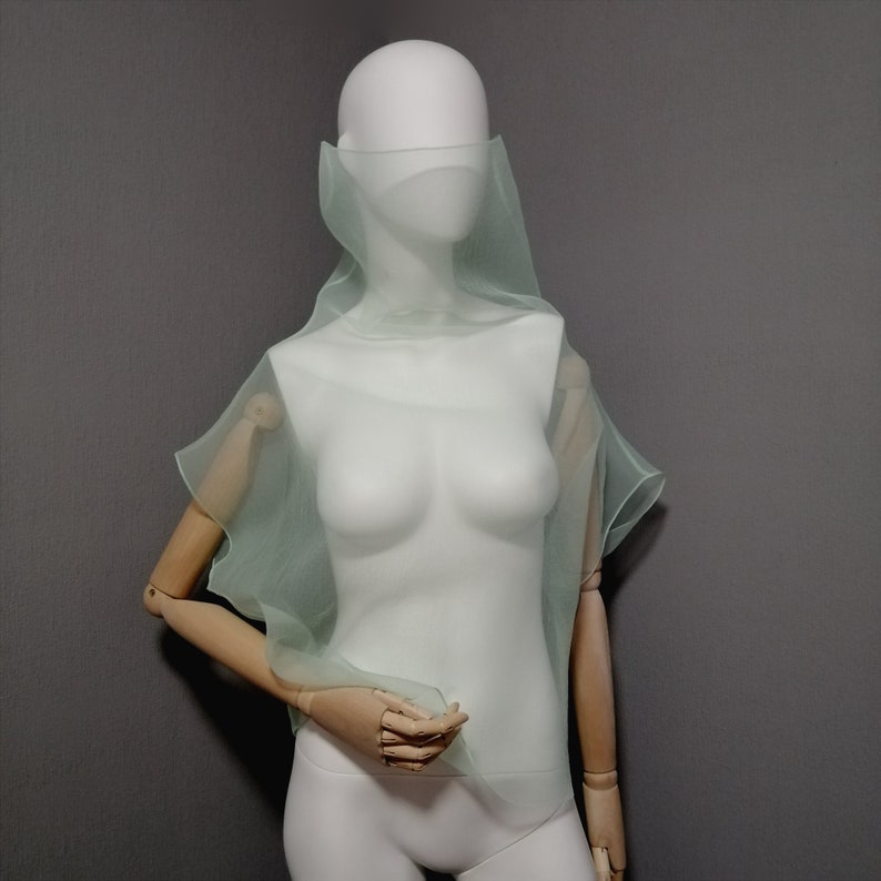 Blusa de cuello alto color menta de organza arrugada. Camisa transparente sin mangas. Top elegante y transparente para mujer. Una prenda de abrigo especial. Mint