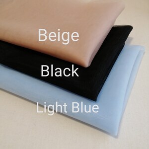 Puede incluir: Tres muestras de tela de tul en beige, negro y azul claro superpuestas. La palabra "Beige" est&aacute; escrita en blanco sobre la tela beige, "Black" sobre la tela negra y "Light Blue" sobre la tela azul claro.