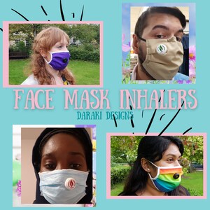 Op de afbeelding: Vier mensen dragen gezichtsmaskers met ingebouwde inhalatoren. De maskers zijn in verschillende kleuren en patronen, waaronder paars, beige, blauw en regenboog. De tekst "FACE MASK INHALERS" en "DARAKI DESIGNS" is zichtbaar in de afbeelding.