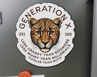 Op de afbeelding: Een witte, gestanste magneet met een luipaardillustratie. De magneet leest "GENERATION X" met de jaren 1965 en 1980. Tekst eronder luidt "MINDER KRIBBIG DAN BOOMERS, MINDER ZEURDERIG DAN MILLENNIALS, COOLER DAN BEIDE." De magneet meet 15,24 cm x 15,24 cm.