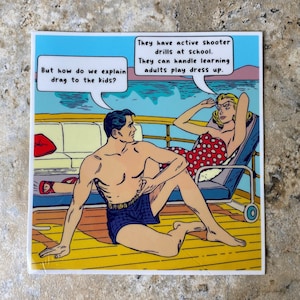 Peut inclure: Une illustration de style bande dessinée d'un homme et d'une femme sur un bateau. L'homme porte un short de bain bleu et la femme porte une robe à pois rouge et blanc. La légende dit "Mais comment expliquer le travestissement aux enfants ? Ils ont des exercices de tir actif à l'école. Ils peuvent gérer l'apprentissage des adultes qui jouent à se déguiser."